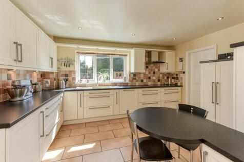 2 Yew Tree Gardens-kitchen1.jpg
