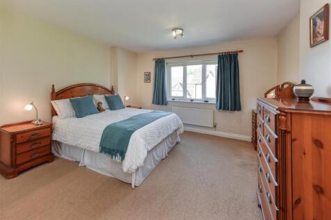2 Yew Tree Gardens-bed1b.jpg