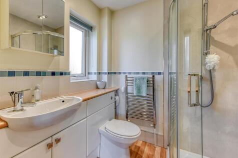2 Yew Tree Gardens-bed1 ensuite.jpg