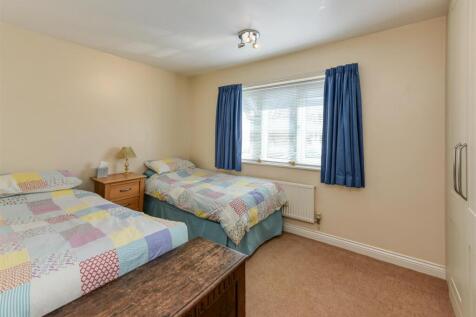 2 Yew Tree Gardens-bed2.jpg