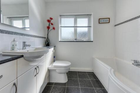 2 Yew Tree Gardens-bathroom.jpg
