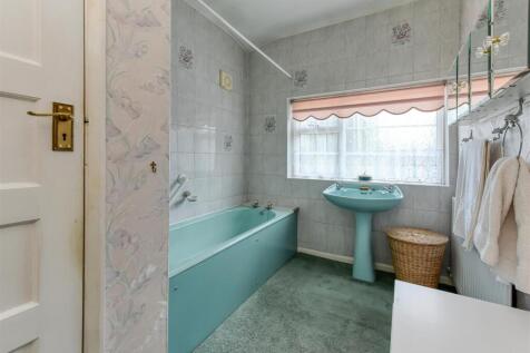 43 Woodthorne Road-bathroom2.jpg