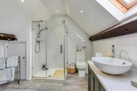 The Gatehouse-bed1 ensuite1.jpg