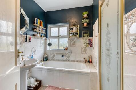 75 Wood Road-bathroom1.jpg