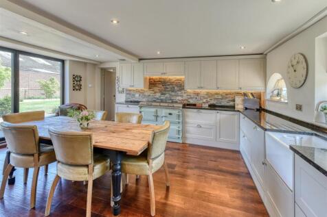 Dingle Cottage-kitchen1.jpg
