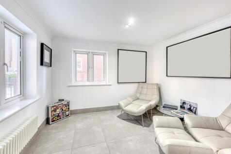 37 Deaconsfield-family room.jpg