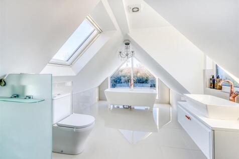 37 Deaconsfield-bed1 ensuite.jpg