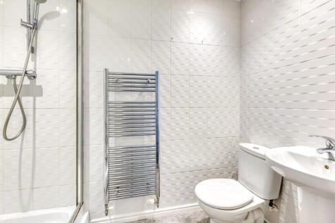 37 Deaconsfield-bed3 ensuite.jpg