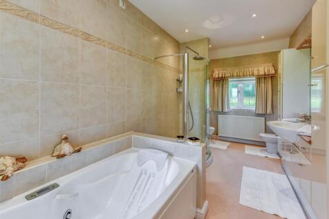 Fernfields-bed1 ensuite.jpg