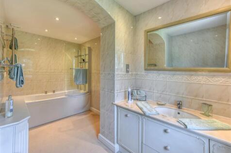 Fernfields-bed2 ensuite.jpg