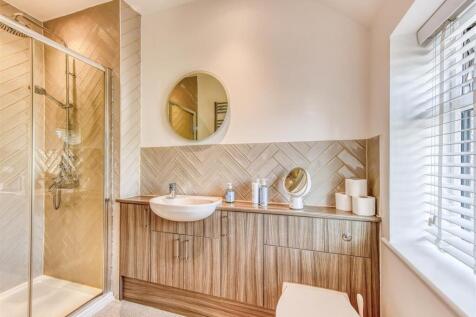 5 Foley Avenue-bed1 ensuite.jpg