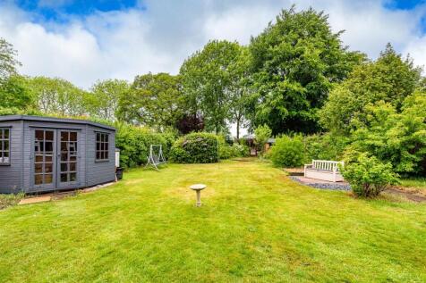 32 Highlands Road-garden.jpg