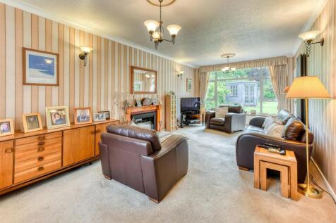 32 Highlands Road-lounge1.jpg