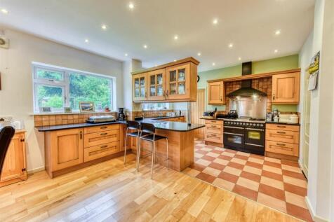 32 Highlands Road-kitchen2.jpg