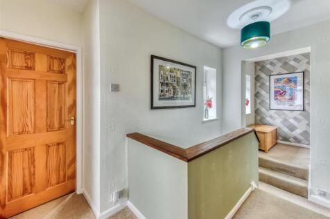 32 Highlands Road-landing.jpg