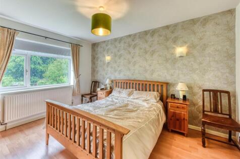 32 Highlands Road-bed1.jpg