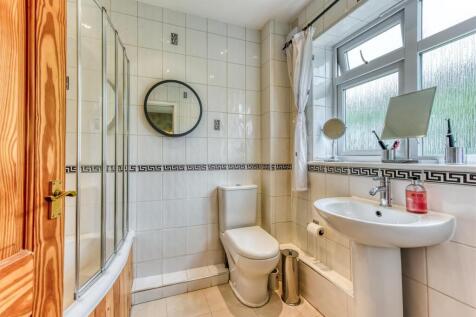 32 Highlands Road-bed1 ensuite.jpg