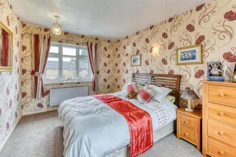 32 Highlands Road-bed2.jpg