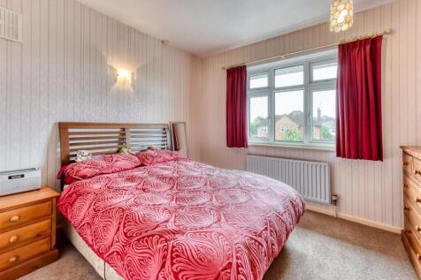 32 Highlands Road-bed3.jpg