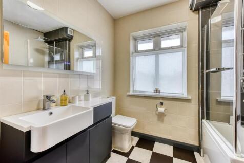 32 Highlands Road-bathroom.jpg