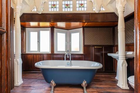 5 Beacon House-ensuite1 OCT23.jpg