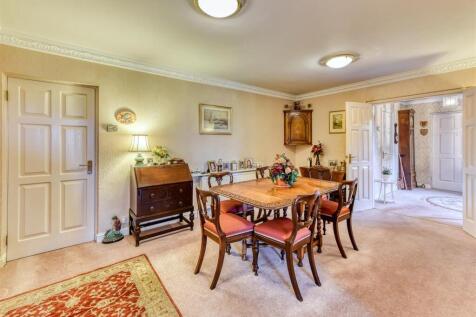 5 Eynsham Court-dining4.jpg