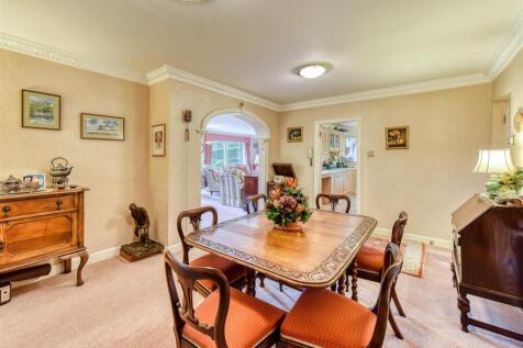 5 Eynsham Court-dining2.jpg