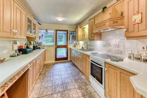 5 Eynsham Court-kitchen.jpg