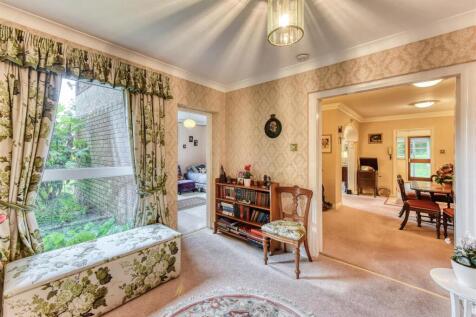 5 Eynsham Court-hall.jpg