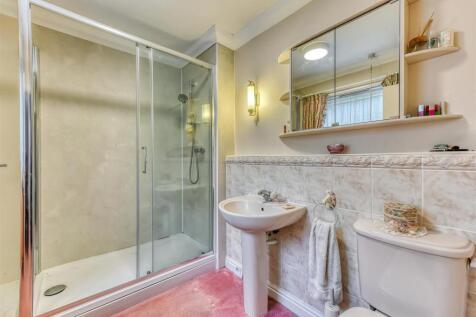 5 Eynsham Court-bed1 ensuite.jpg