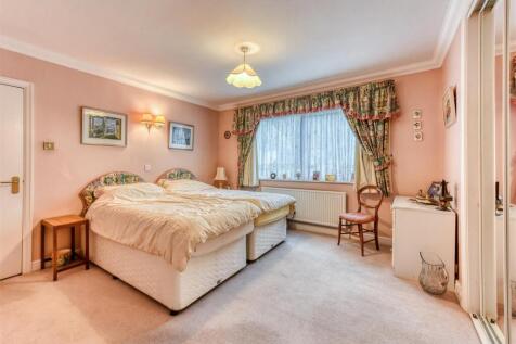 5 Eynsham Court-bed2.jpg