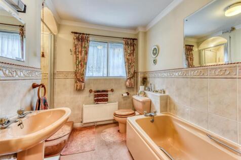5 Eynsham Court-bathroom.jpg