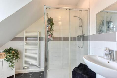61 Henry Fowler Drive-bed1 ensuite2.jpg
