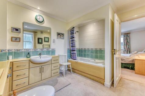 20 Cross Road-bed2 ensuite.jpg