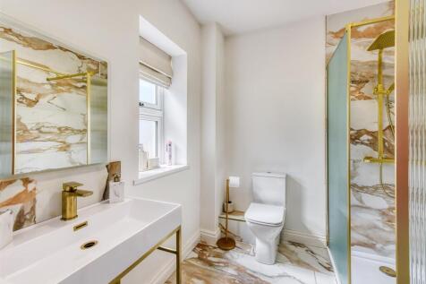 Meadow View-bed2 ensuite.jpg