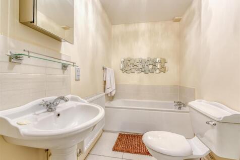 3 The Limes-bathroom2.jpg