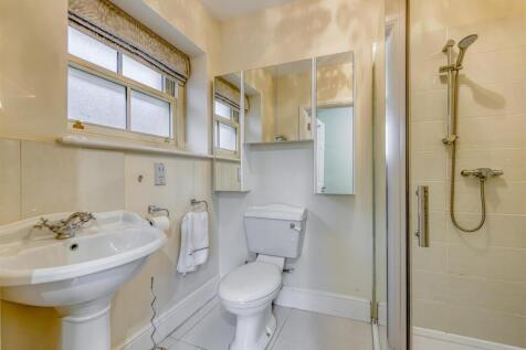 3 The Limes-bed1 ensuite.jpg