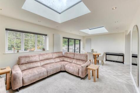 224 Castlecroft Road-sitting2.jpg