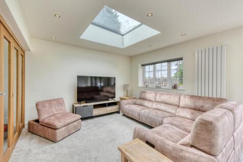 224 Castlecroft Road-sitting1.jpg