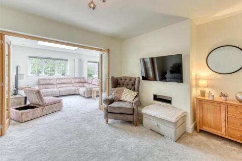 224 Castlecroft Road-lounge2.jpg