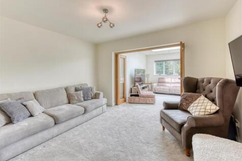 224 Castlecroft Road-lounge1.jpg
