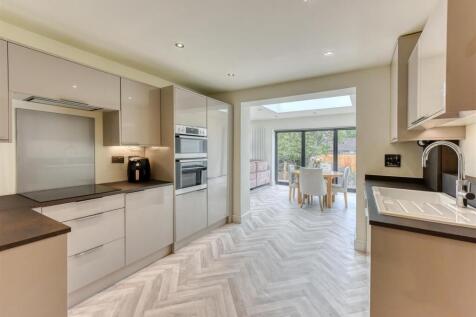 224 Castlecroft Road-kitchen1.jpg