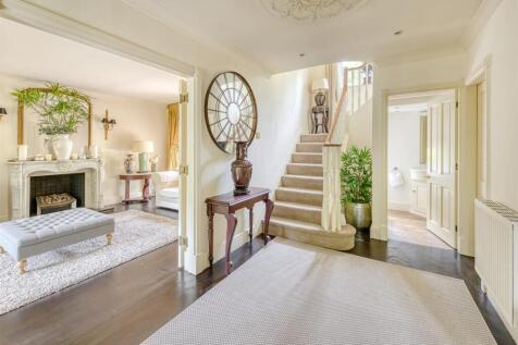 58 Perton Road-hall2.jpg