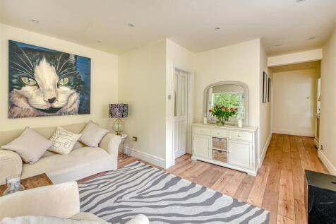 58 Perton Road-sitting2.jpg