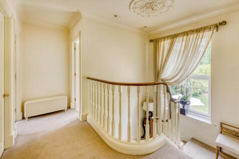 58 Perton Road-landing2.jpg