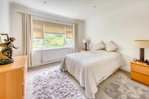 58 Perton Road-bed2.jpg