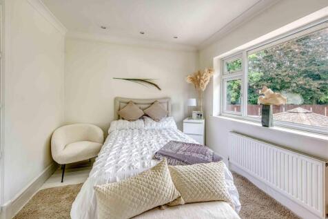 58 Perton Road-bed3.jpg