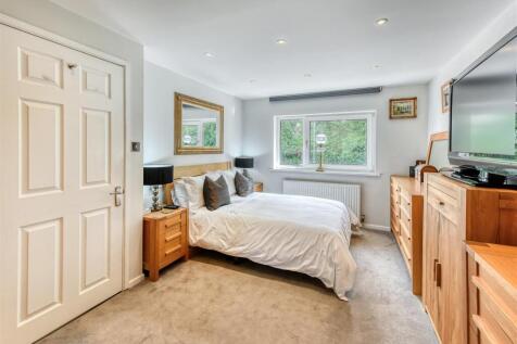 105 Suckling Green Lane-bed1a.jpg