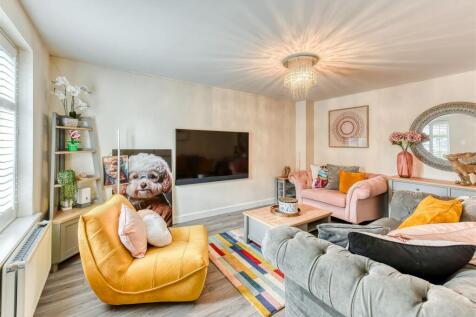 11 Thruxton Avenue-lounge1.jpg