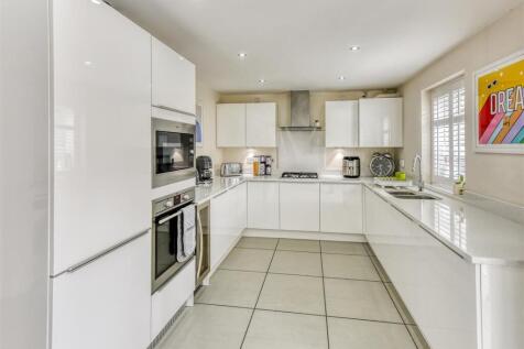 11 Thruxton Avenue-kitchen2.jpg